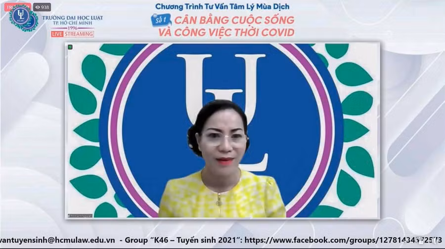 ThS. GVC. Trịnh Anh Nguyên - Giám đốc Trung tâm Đào tạo ngắn hạn Trường ĐH Luật TPHCM tư vấn cho sinh viên