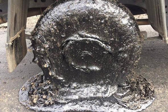 Nhựa đường tan chảy làm hỏng lốp và các bộ phận khác của xe. Ở nhiệt độ cao, bề mặt đường nhựa sẽ tan chảy rồi cuốn vào lốp xe. Ảnh: Sun. Troi nang nong toi muc tan chay, bien dang ca oto hinh anh 2