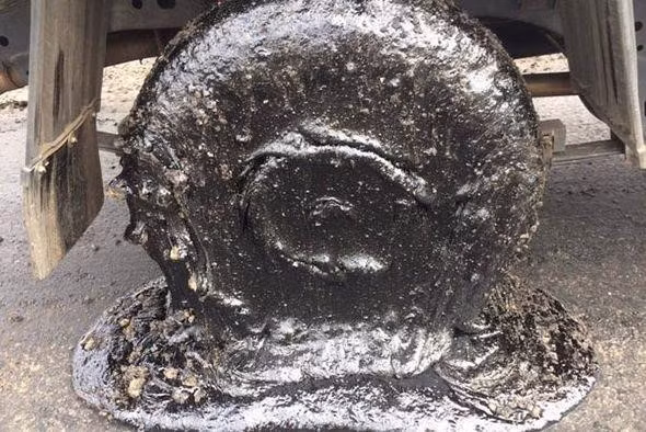 Nhựa đường tan chảy làm hỏng lốp và các bộ phận khác của xe. Ở nhiệt độ cao, bề mặt đường nhựa sẽ tan chảy rồi cuốn vào lốp xe. Ảnh: Sun. Troi nang nong toi muc tan chay, bien dang ca oto hinh anh 2