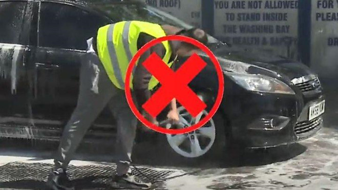 Lính cứu hỏa phải phun dung dịch chống cháy vào một chiếc sedan đang tan chảy tại Anh. Ảnh: bbc. Troi nang nong toi muc tan chay, bien dang ca oto hinh anh 8