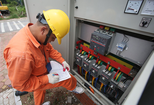 EVN sẽ đề xuất phương án điều chỉnh biểu giá điện sinh hoạt ảnh 1 Công nhân EVNHà Nộisửa chữa điện. Ảnh: Ngọc Thành