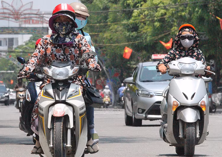 Ba ngày qua, thời tiết Hà Tĩnh có ngày nắng hơn 40 độ C, người dân luôn mang áo chống nắng, bịt khẩu trang kín mít khi ra đường. Ảnh: Đức Hùng