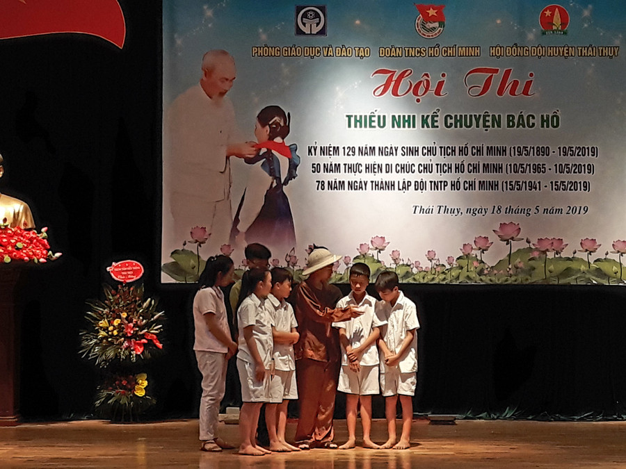 Bác kể chuyện cho các em Bác kể chuyện cho các em