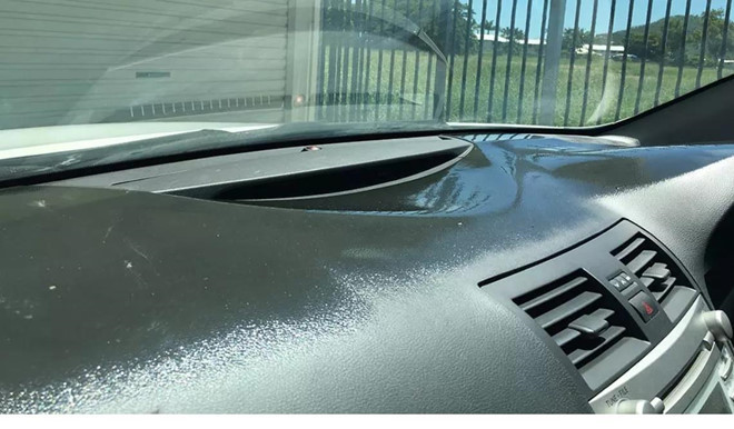 Bảng táp-lô của xe tan chảy dưới nắng nóng tại Queensland, Australia. Ảnh: Sun. Troi nang nong toi muc tan chay, bien dang ca oto hinh anh 6