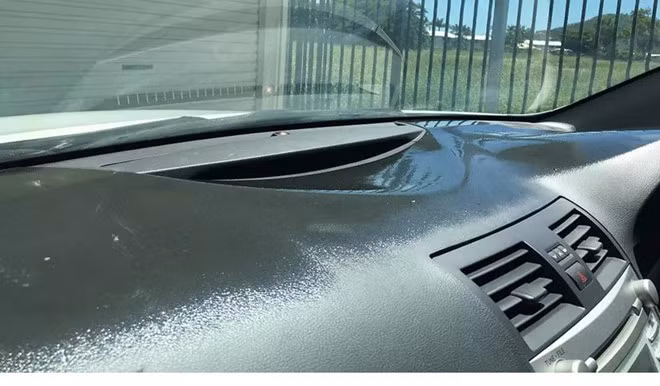 Bảng táp-lô của xe tan chảy dưới nắng nóng tại Queensland, Australia. Ảnh: Sun. Troi nang nong toi muc tan chay, bien dang ca oto hinh anh 6