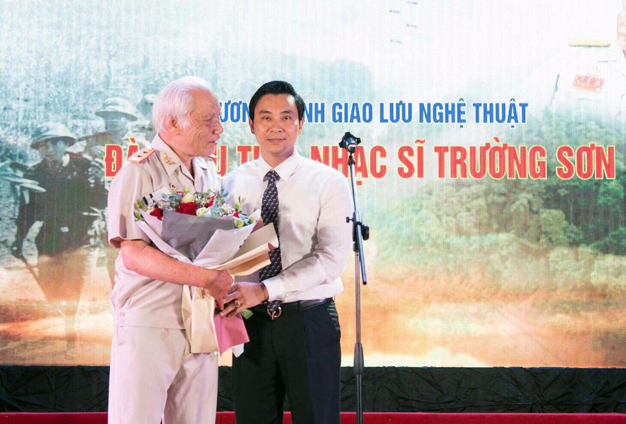 Tiến sĩ Đinh Công Tuấn - phó hiệu trưởng trường Đại học Văn Hoá phát biểu chúc mừng thày giáo - nhạc sĩ Đào Hữu Thi Tiến sĩ Đinh Công Tuấn - phó hiệu trưởng trường Đại học Văn Hoá phát biểu chúc mừng thày giáo - nhạc sĩ Đào Hữu Thi