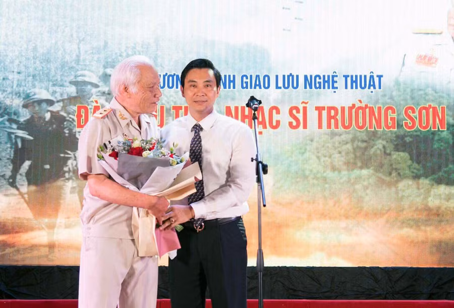 Tiến sĩ Đinh Công Tuấn - phó hiệu trưởng trường Đại học Văn Hoá phát biểu chúc mừng thày giáo - nhạc sĩ Đào Hữu Thi
