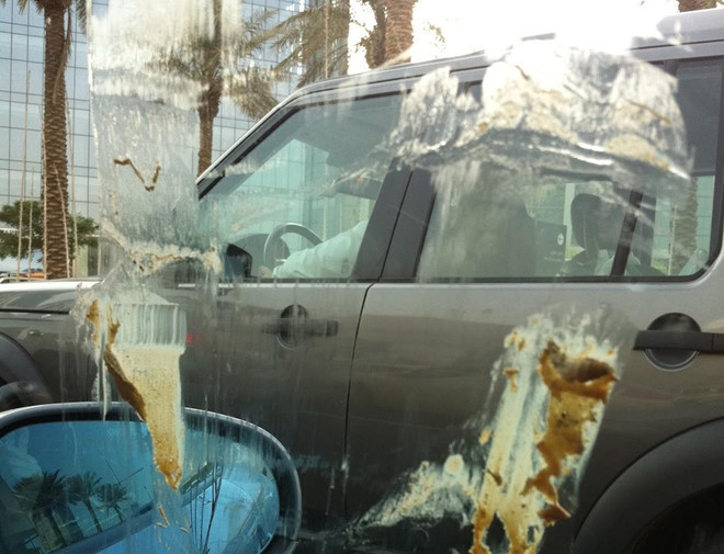 Một chiếc xe tan chảy dưới trời nắng khủng khiếp tại Dubai. Ảnh: dubaiblogs. Troi nang nong toi muc tan chay, bien dang ca oto hinh anh 7