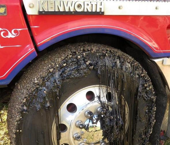 Tất nhiên, những xe gặp tình trạng này không thể di chuyển an toàn trên đường, chưa kể xe dễ bị hỏng hóc. Ảnh: Sun. Troi nang nong toi muc tan chay, bien dang ca oto hinh anh 3