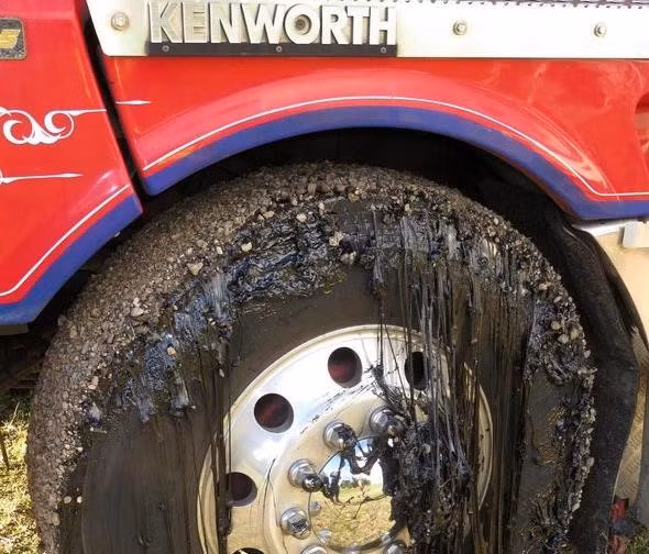 Tất nhiên, những xe gặp tình trạng này không thể di chuyển an toàn trên đường, chưa kể xe dễ bị hỏng hóc. Ảnh: Sun. Troi nang nong toi muc tan chay, bien dang ca oto hinh anh 3