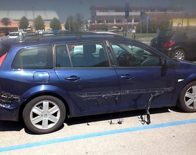 Một chiếc Renault biến dạng ngoài trời nắng tại bãi biển Caorle, gần Venice (Italy). Hông xe và cản sau tan chảy khi chiếc xe bị bỏ ngoài trời nắng vài ngày. Ảnh: Dailymail. Troi nang nong toi muc tan chay, bien dang ca oto hinh anh 4