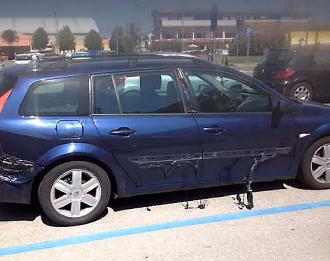 Một chiếc Renault biến dạng ngoài trời nắng tại bãi biển Caorle, gần Venice (Italy). Hông xe và cản sau tan chảy khi chiếc xe bị bỏ ngoài trời nắng vài ngày. Ảnh: Dailymail. Troi nang nong toi muc tan chay, bien dang ca oto hinh anh 4