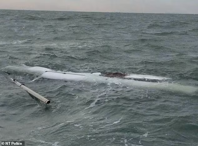 Hai cha con bấu víu mảnh thuyền vỡ suốt đêm trong vùng biển đầy cá mập, cá sấu