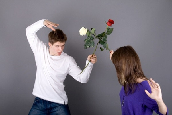 8 điều nên làm để giữ lửa hôn nhân khi vợ chồng cãi nhau ảnh 4 cai-nhau(2)
