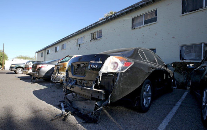 Nắng nóng kỷ lục tại Arizona (Mỹ) tháng 7/2018 đã làm rất nhiều ôtô biến dạng. Nhiệt độ ngoài trời có lúc lên tới 51 độ C dường như làm mọi thứ tan chảy. Ảnh: Express.co. Troi nang nong toi muc tan chay, bien dang ca oto hinh anh 5