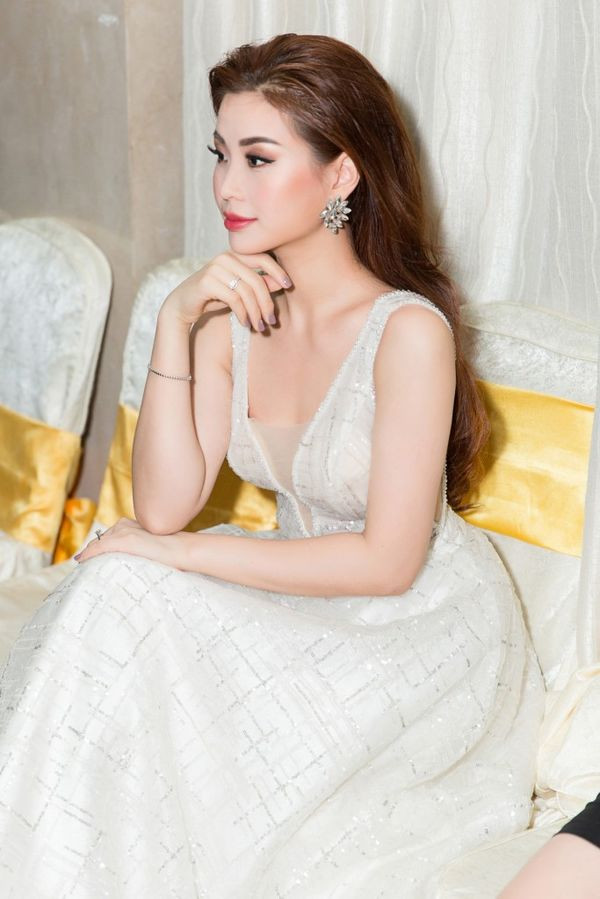 Á hậu Diễm Trang khiến fan sửng sốt khi lộ bắp tay to như lực sĩ ảnh 5 Thôi thì dù gì cũng mừng cho Diễm Trang là sức khỏe đã ổn định trở lại, chỉ cần chăm chút tí chút cho vóc dáng là ngay lập tức trở về thời hoàng kim như xưa thôi!