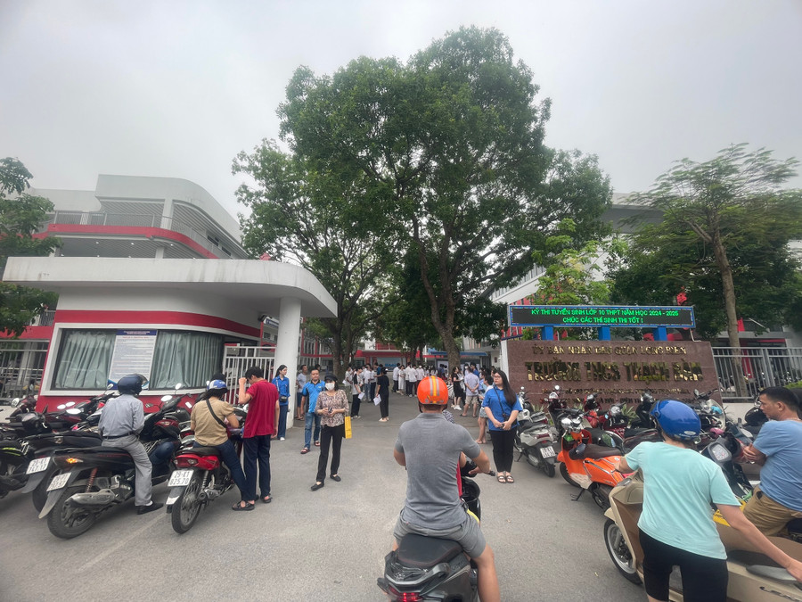 Nhiều phụ huynh đưa con đến làm thủ tục dự thi. Nhiều phụ huynh đưa con đến làm thủ tục dự thi.