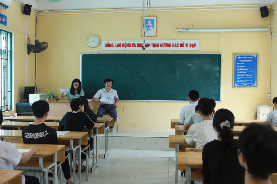 Mỗi phòng thi được bố trí tối đa 24 thí sinh và có 2 cán bộ giám thị coi thi. Mỗi phòng thi được bố trí tối đa 24 thí sinh và có 2 cán bộ giám thị coi thi.