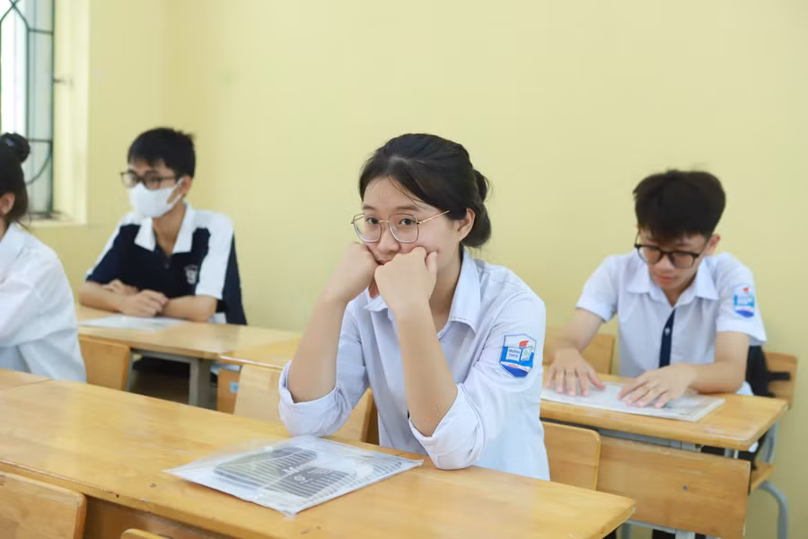 Các thí sinh lắng nghe cán bộ giám thị phổ biến quy chế thi.