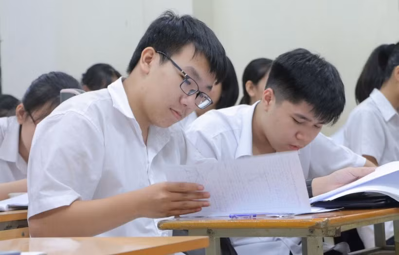 Các sĩ tử lớp 9 ôn luyện trước kỳ thi tuyển sinh vào lớp 10. Ảnh: Đình Tuệ.