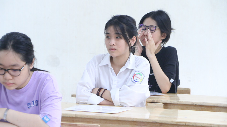 Khi vào phòng thi, thí sinh tuyệt đối không được mang theo điện thoại vì sẽ vi phạm quy chế dù có sử dụng hay không sử dụng. Ảnh: Đình Tuệ. Khi vào phòng thi, thí sinh tuyệt đối không được mang theo điện thoại vì sẽ vi phạm quy chế dù có sử dụng hay không sử dụng. Ảnh: Đình Tuệ.