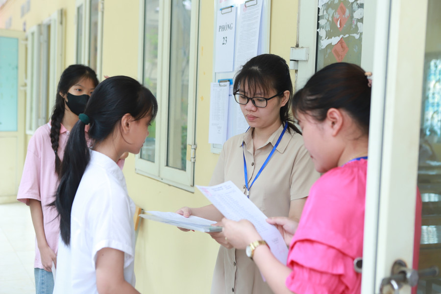 Cán bộ giám thị gọi thí sinh vào phòng thi để nghe quy chế thi. Cán bộ giám thị gọi thí sinh vào phòng thi để nghe quy chế thi.