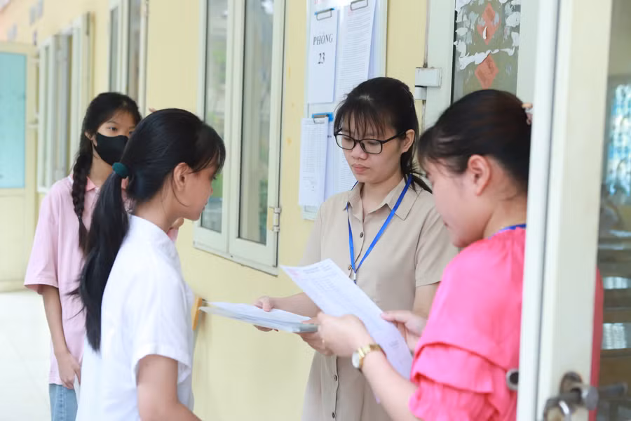 Cán bộ giám thị gọi thí sinh vào phòng thi để nghe quy chế thi.