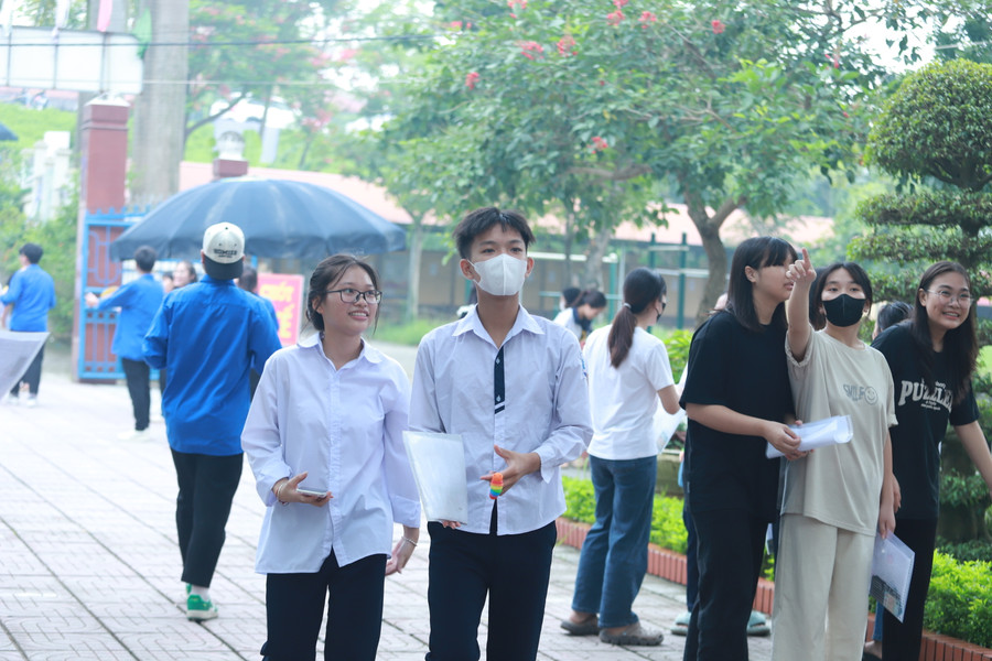 Thí sinh tới làm thủ tục dự thi tại Trường THPT Hồng Thái. Thí sinh tới làm thủ tục dự thi tại Trường THPT Hồng Thái.