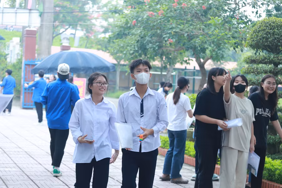 Thí sinh tới làm thủ tục dự thi tại Trường THPT Hồng Thái.