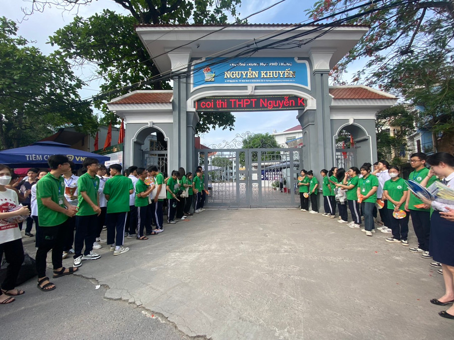 Lực lượng thanh niên tình nguyện túc trực ở cổng Trường THPT Nguyễn Khuyến, TP Nam Định trước khi thí sinh tan thi chiều 7/6.