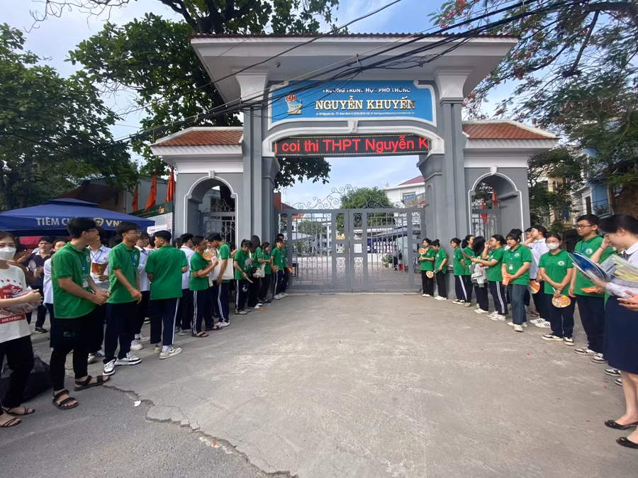 Lực lượng thanh niên tình nguyện túc trực ở cổng Trường THPT Nguyễn Khuyến, TP Nam Định trước khi thí sinh tan thi chiều 7/6.