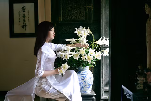 Thiếu nữ Hà thành duyên dáng bên sắc hoa loa kèn đầu mùa ảnh 12