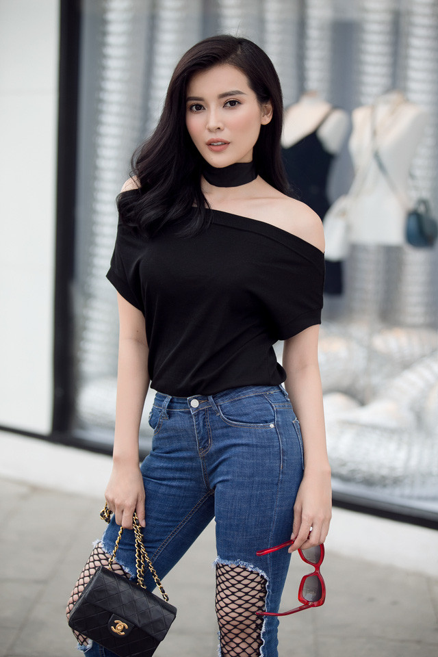 “Người đẹp Tây Đô” 9x phá cách với quần jeans cá tính ảnh 13 Hình ảnh đối lập nhưng được Cao Thái Hà vận dụng vô cùng uyển chuyển tạo nên sự hấp dẫn cho street style ngày hè.