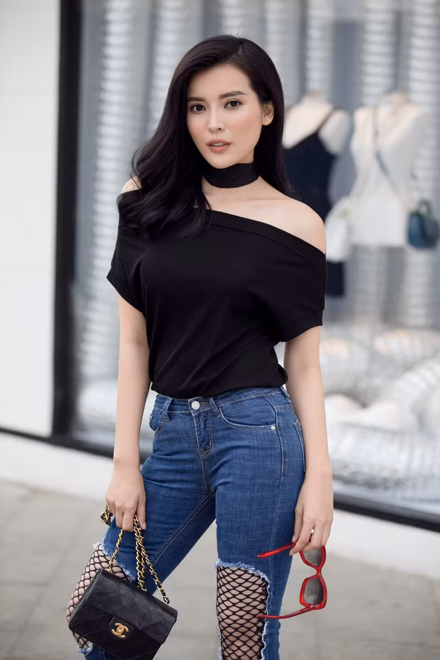 Hình ảnh đối lập nhưng được Cao Thái Hà vận dụng vô cùng uyển chuyển tạo nên sự hấp dẫn cho street style ngày hè.