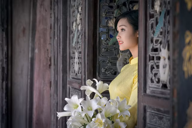 Thiếu nữ Hà thành duyên dáng bên sắc hoa loa kèn đầu mùa ảnh 7