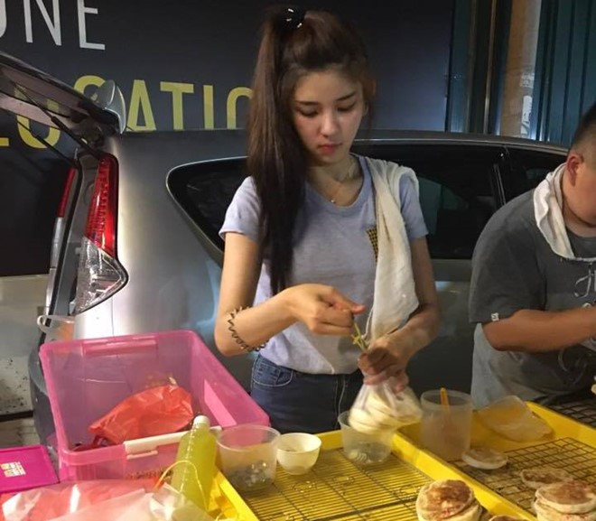 Nữ nhân viên bán bánh xinh đẹp. Ảnh:Lee Xiuli Co gai ban banh bat ngo noi tieng tren mang vi xinh nhu hot girl hinh anh 1