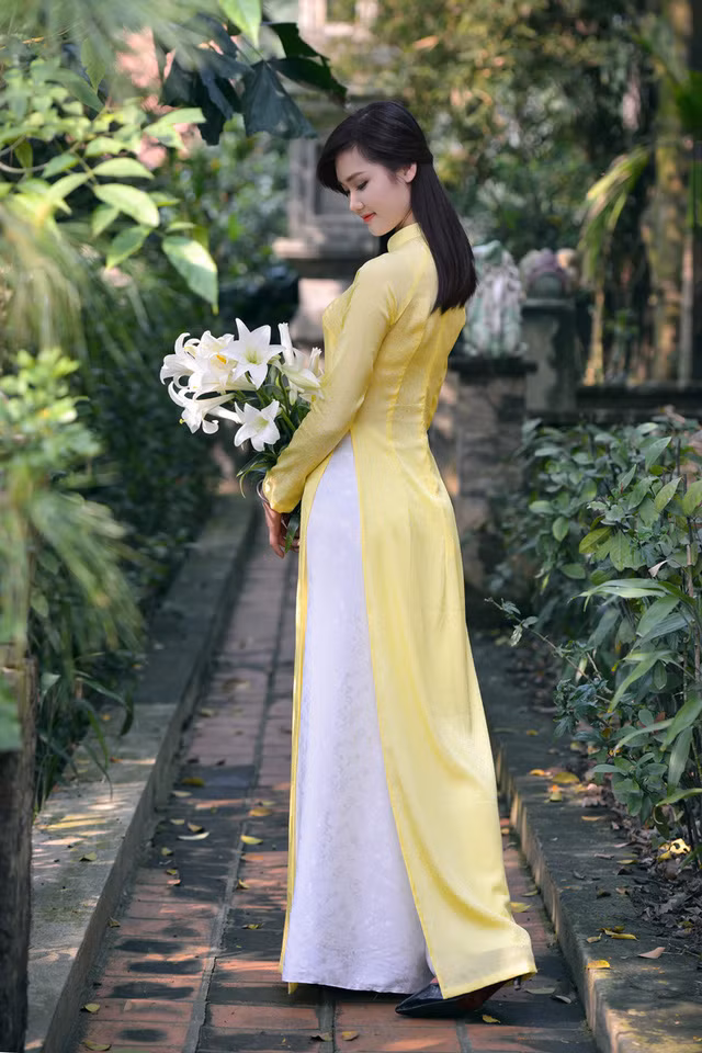 Thiếu nữ Hà thành duyên dáng bên sắc hoa loa kèn đầu mùa ảnh 10