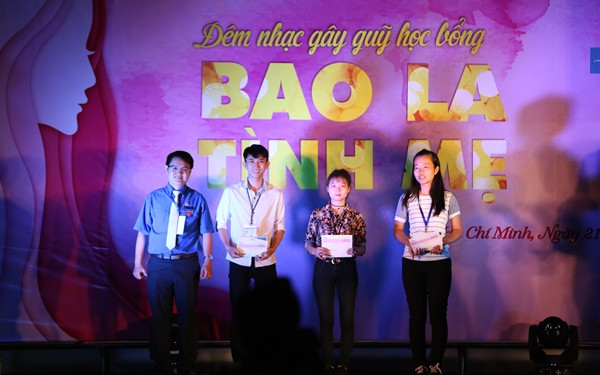 duc-phuc-giam-can-kho-nhan-ra-tai-dem-nhac-sinh-vien-6