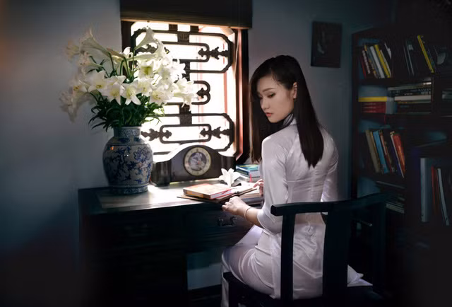 Thiếu nữ Hà thành duyên dáng bên sắc hoa loa kèn đầu mùa ảnh 14