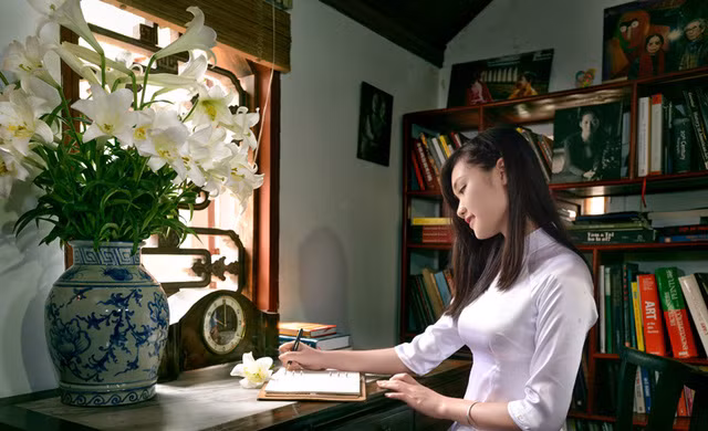 Thiếu nữ Hà thành duyên dáng bên sắc hoa loa kèn đầu mùa ảnh 16