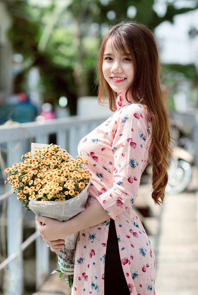 Nữ sinh Bình Dương xinh đẹp làm bà chủ ở tuổi 19 ảnh 6  Tuy rằng cô gái này chưa tới 20 tuổi nhưng đã tự mua cho mình một chiếc ô tô riêng và là bà chủ cửa hàng.