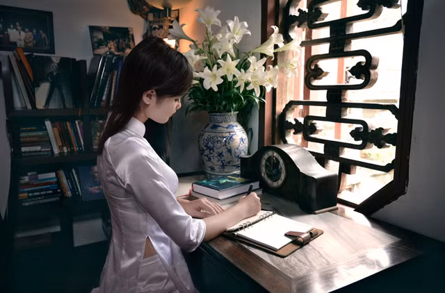 Thiếu nữ Hà thành duyên dáng bên sắc hoa loa kèn đầu mùa ảnh 11