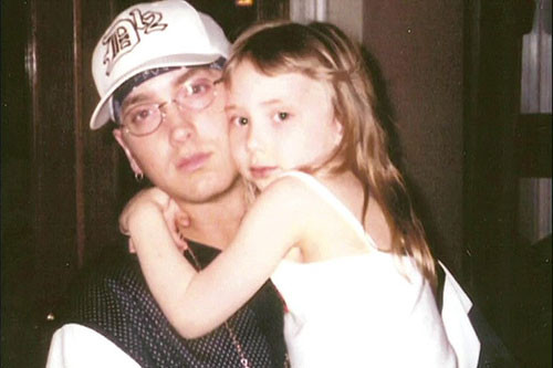 Hailie Scott Mathers là con gái duy nhất của Eminem và cô bạn thời trung học - Kim Mathers. Khi hôn nhân đổ vỡ, ca sĩ và vợ cũ chia sẻ quyền chăm sóc con. con-gai-xinh-nhu-hoa-hau-cua-eminem