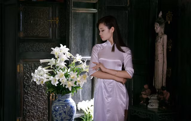 Thiếu nữ Hà thành duyên dáng bên sắc hoa loa kèn đầu mùa ảnh 15