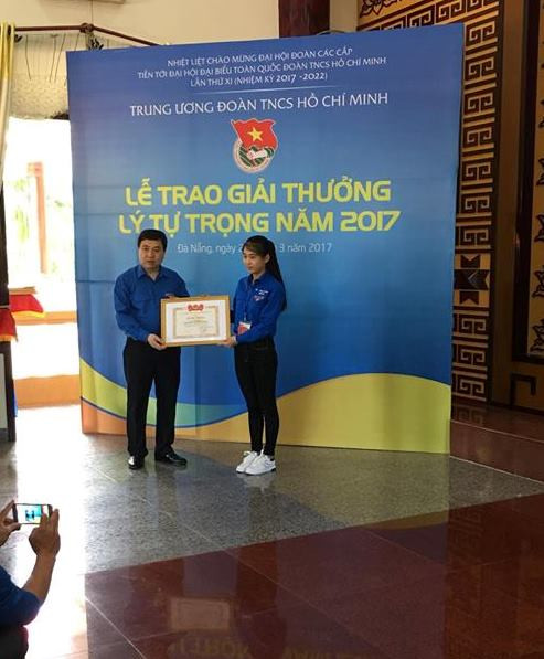 Gặp nữ sinh trẻ tuổi nhất cả nước nhận giải thưởng Lý Tự Trọng 2017 ảnh 2 Nguyệt nhận giải thưởng Lý tự Trọng 2017 tại Đà Nẵng