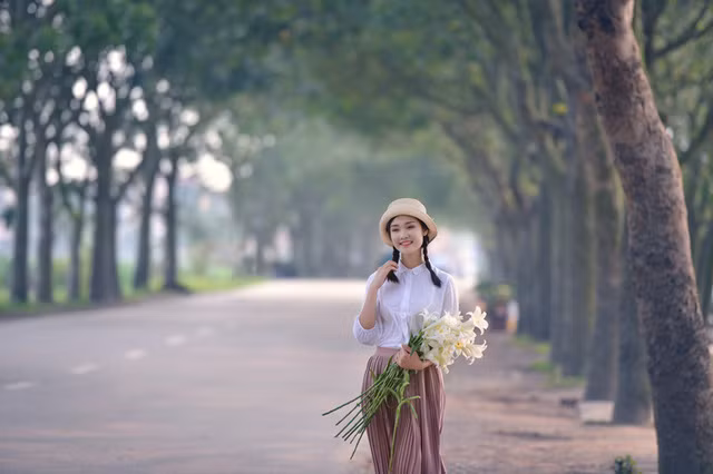 Thiếu nữ Hà thành duyên dáng bên sắc hoa loa kèn đầu mùa