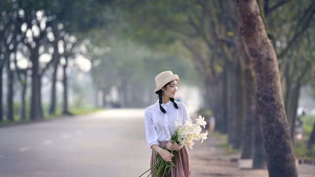 Thiếu nữ Hà thành duyên dáng bên sắc hoa loa kèn đầu mùa ảnh 3