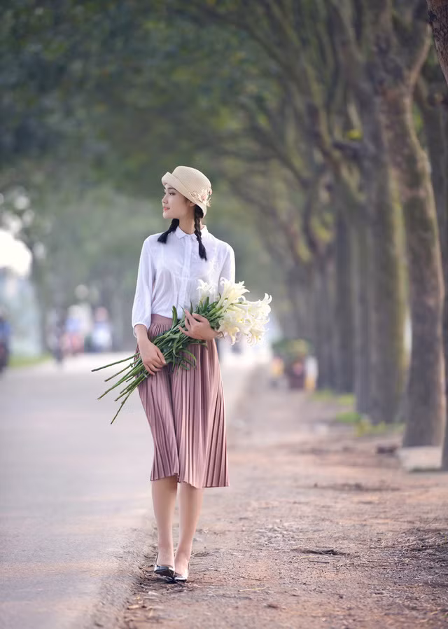 Thiếu nữ Hà thành duyên dáng bên sắc hoa loa kèn đầu mùa ảnh 1