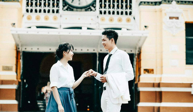 Bộ ảnh cưới ý nghĩa chuyển thể từ bộ phim tình cảm lãng mạn ảnh 10 Là những bữa cơm cùng nhau, ánh mắt nhẹ nhõm khi nhìn thấy nhau sau 8h tối và cảm thấy những ồn ào ngoài kia chẳng đáng gì sau cánh cửa nhà.