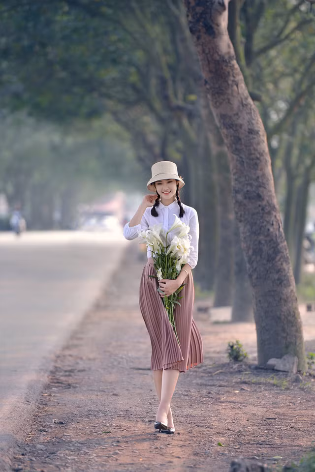 Thiếu nữ Hà thành duyên dáng bên sắc hoa loa kèn đầu mùa ảnh 4